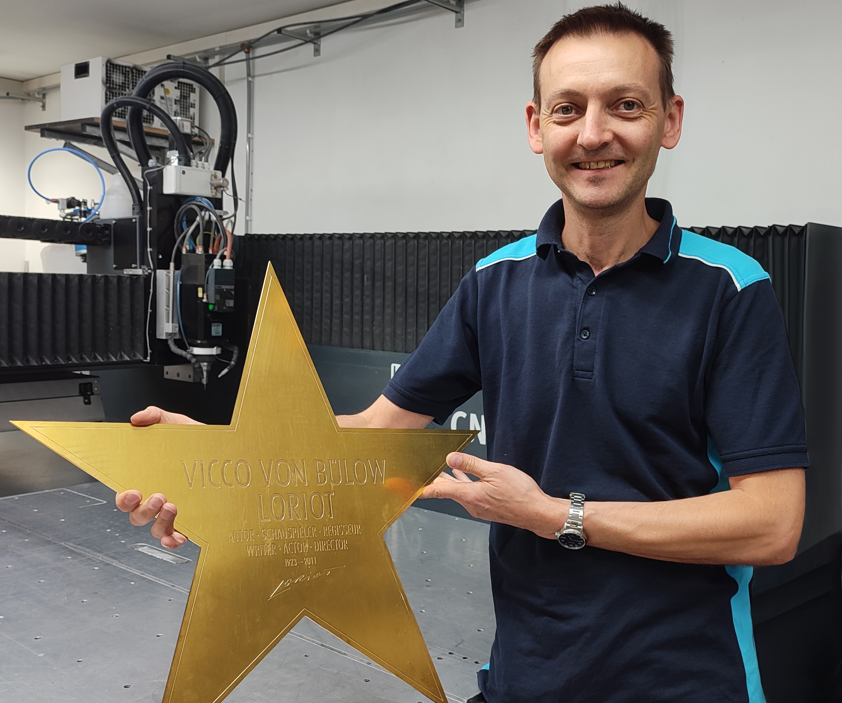 Graveur Sebastian Kanschur aus Senzig mit einem Stern vom Boulevard der Stars am Potsdamer Platz in Berlin